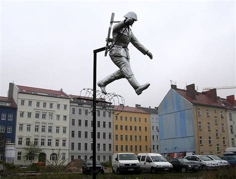  The Wall Jumper - A Tale of Intrigue and Defiance Across Divided Berlin